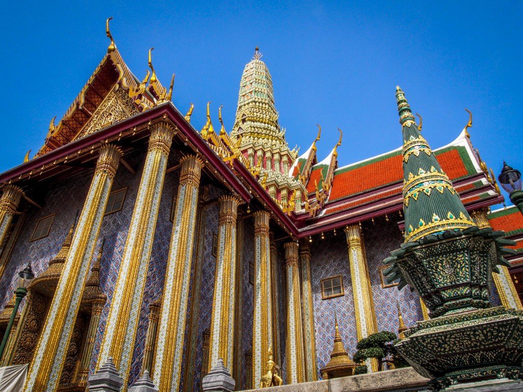 Source: "Wat Phra Kaew Complex" by Maxim B. - Under Creative Commons license
https://www.flickr.com/photos/maxim303/11468543964/