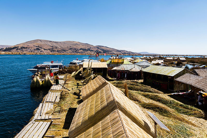 File:Islas flotantes de los Uros, Lago Titicaca, PerÃº, 2015-08-01, DD 44.JPG